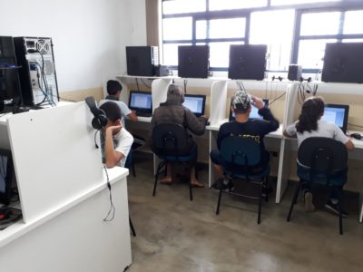 Aula de informática para crianças de 6 à 14 anos