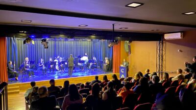 Banda Filarmônica Jovem A.D.E.S.A.I emociona público em homenagem às mães no Teatro de Bolso